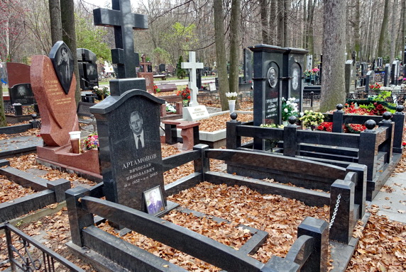 Надгробье классической формы с православным крестом в навершии